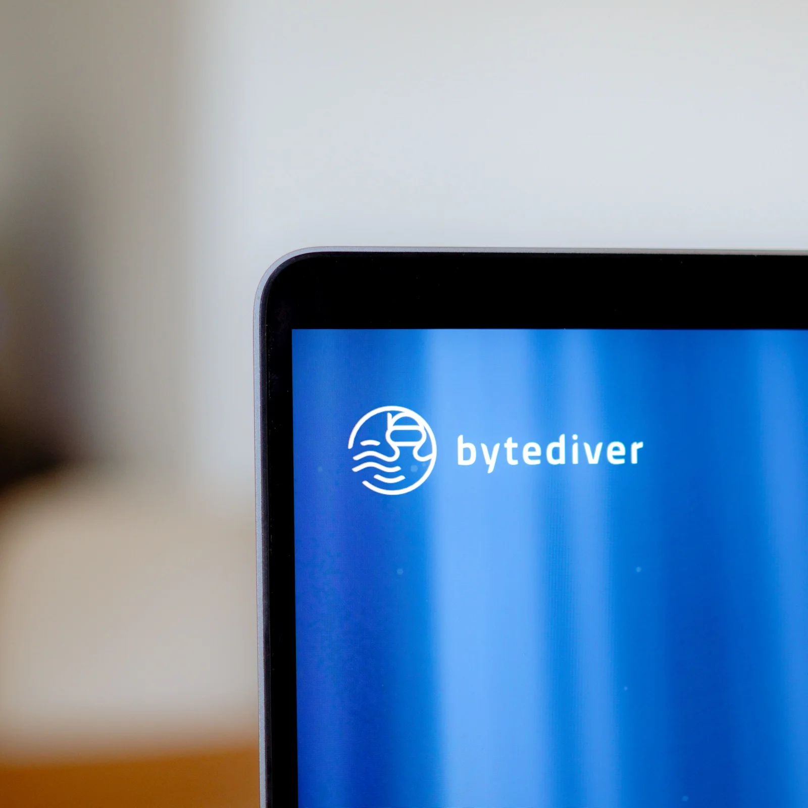 Ein Bildschirm zeigt das Logo von bytediver auf blauem Grund