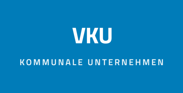 Schriftzug VKU Kommunale Unternehmen auf weißer Fläche