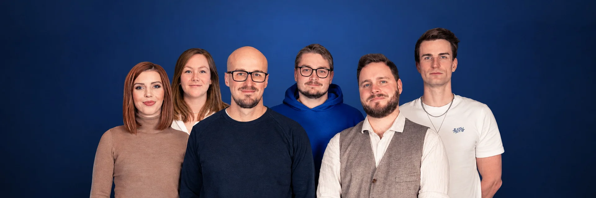 Die Mannschaft von bytediver in einer Reihe vor dunkelblauem Hintergrund