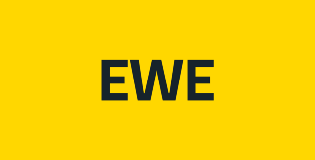 Schriftzug EWE auf weißer Fläche