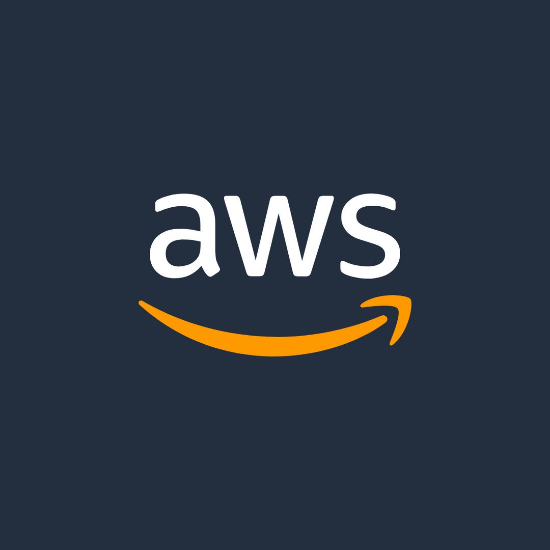 Logo von Amazon Web Services auf dunkler Fläche