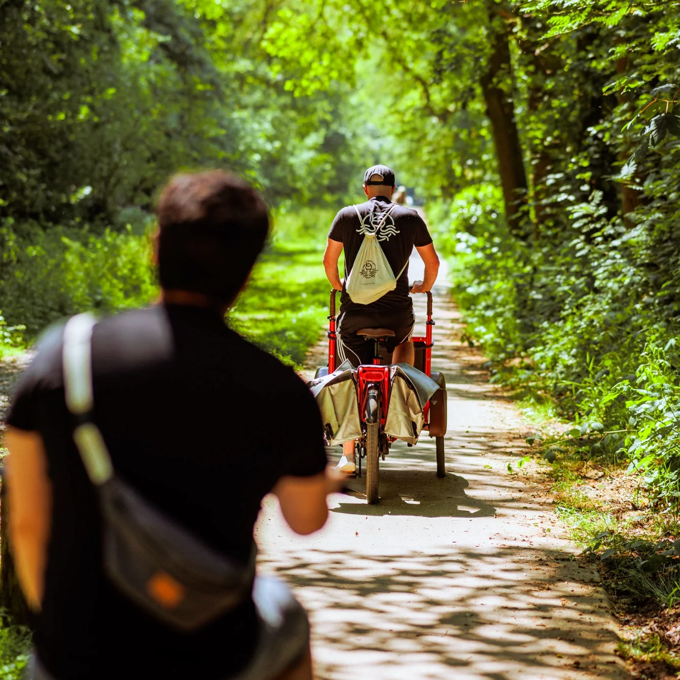 Zwei aus der Crew auf Rädern auf einem Waldweg